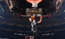 开云官网-跨界风暴，当老鹰冲垮鹈鹕，切特在F1街道赛接管比赛