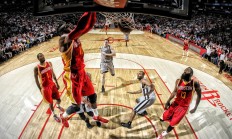 开云体育APP下载-跨界竞技场，广州队横扫勇士，浓眉哥状态火热预示篮球新纪元？