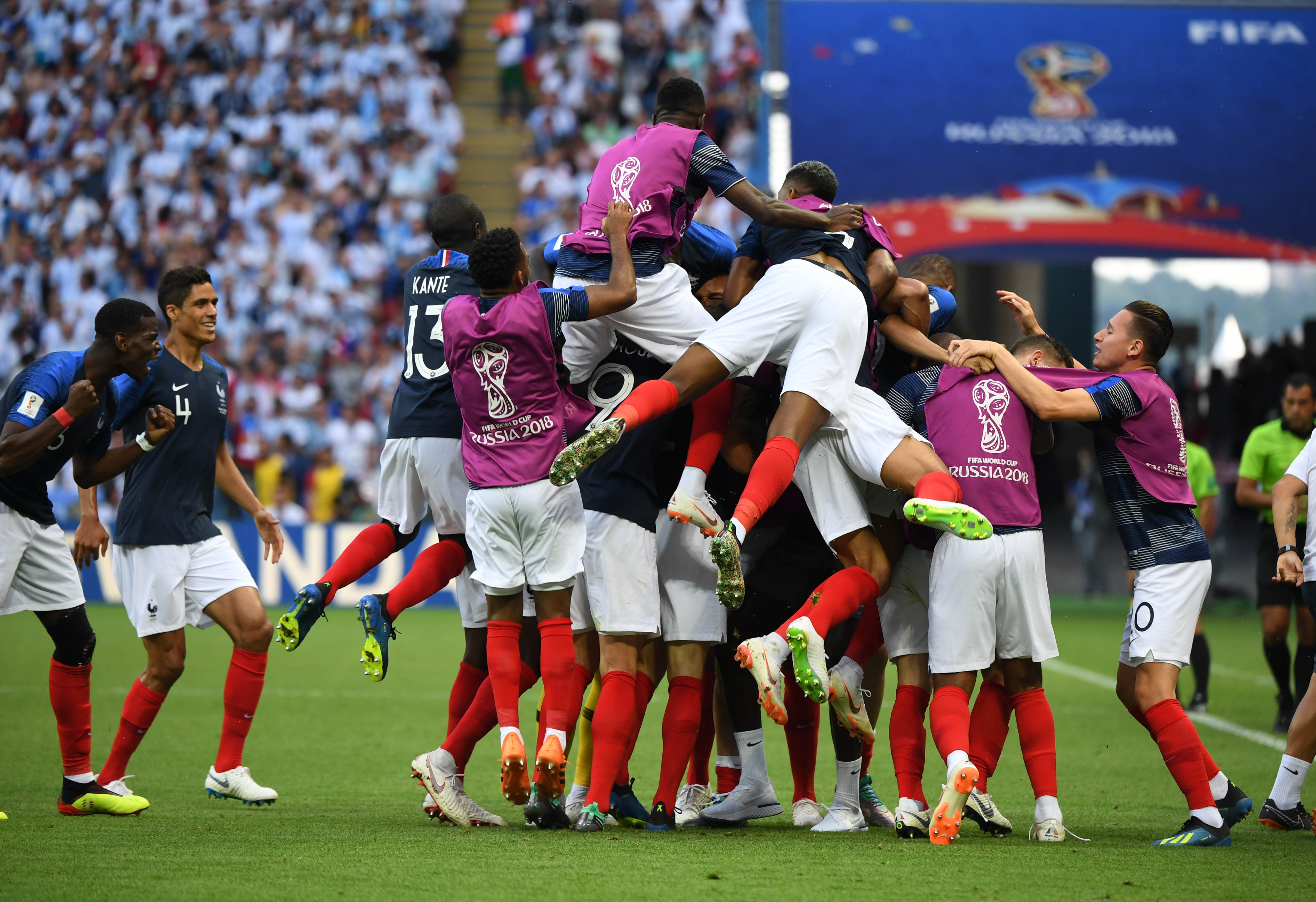 包含足球比赛中绝美精彩的战斗展开的词条 包含足球比赛中绝美精彩的战斗展开的词条