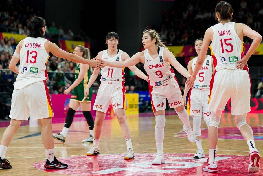 上海女篮主场取胜，稳居积分榜首位