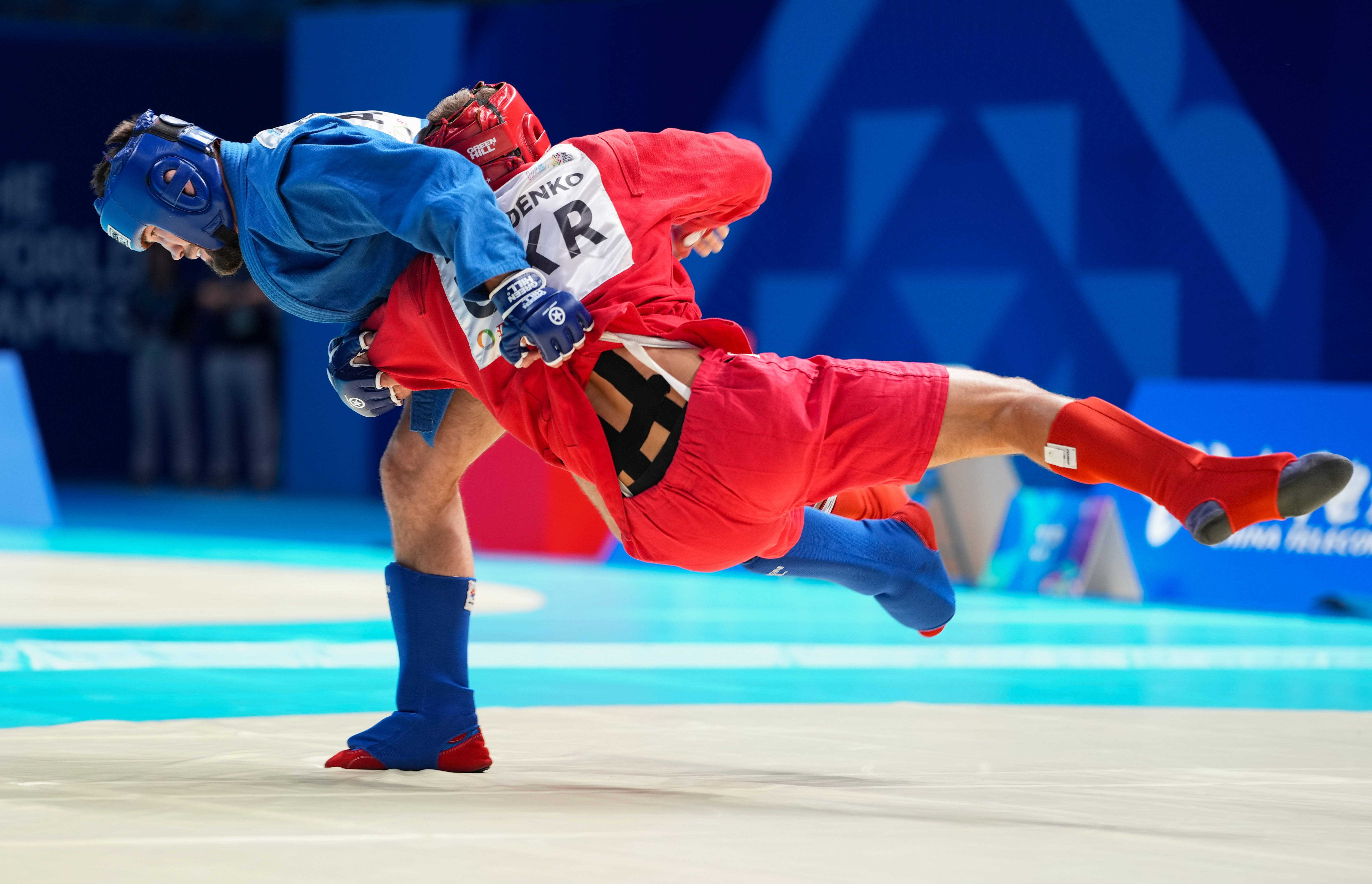 包含桑德兰球员全力拼搏争夺胜利的词条