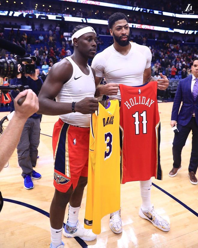 包含四川队碾压鹈鹕，浓眉哥带队取胜的词条